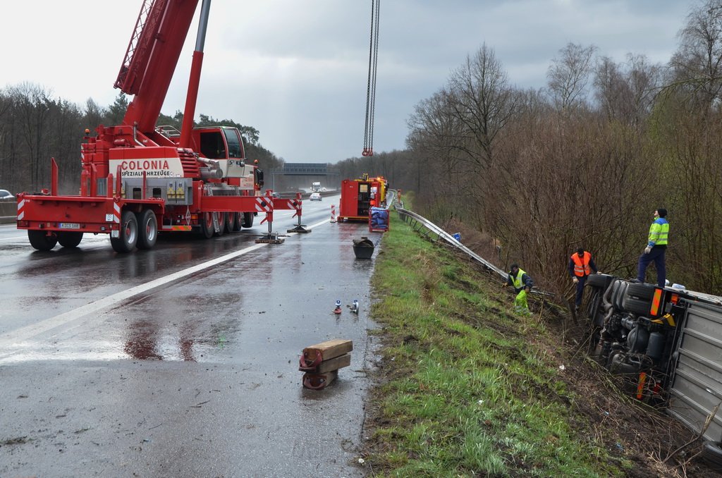 VU LKW umgestuerzt A 3 Rich Frankfurt AS Koenigsforst P253.JPG - Miklos Laubert